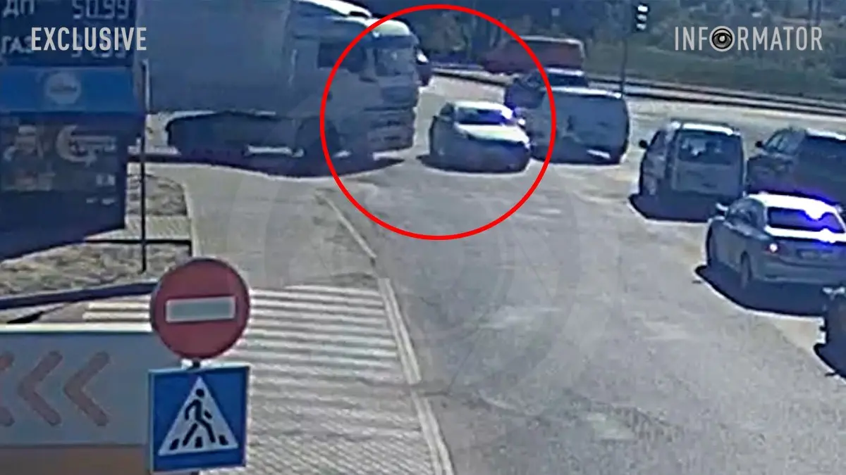Відео моменту: у Дніпрі на Журналістів зіштовхнулись вантажівка та легковик