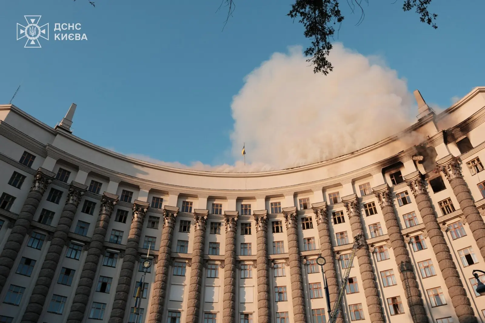 У Київі внаслідок маосваної атаки горить будівля Кабміну