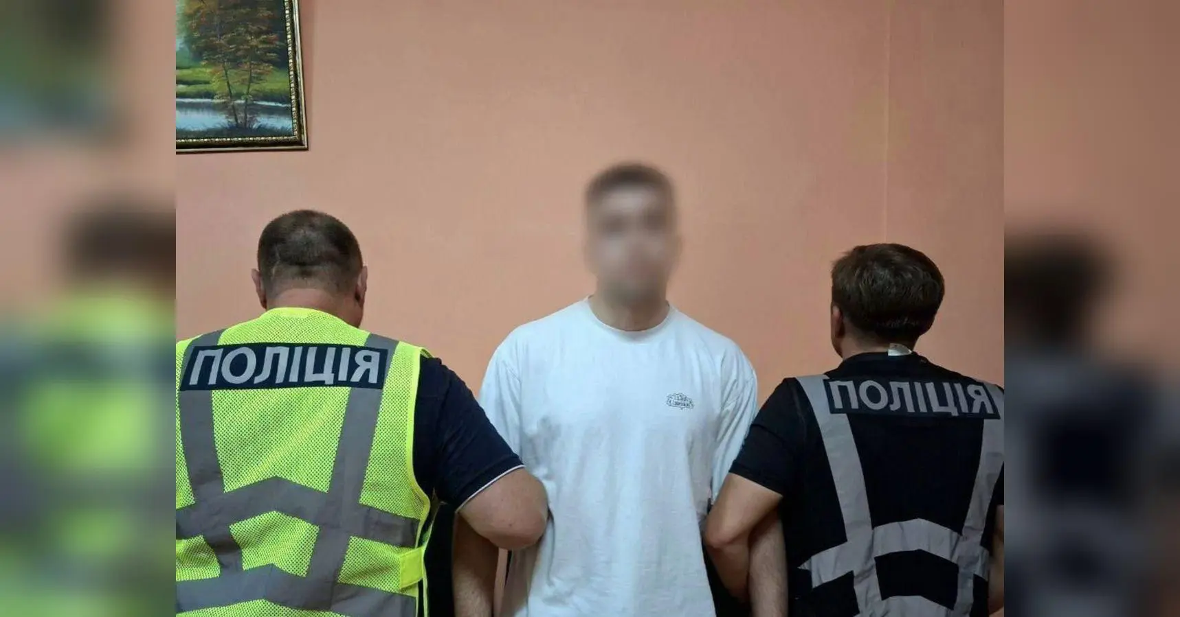 Заради хайпу: у Києві блогери вбиралися поліцейськими та проводили «затримання» та «перевірки документів» (фото)