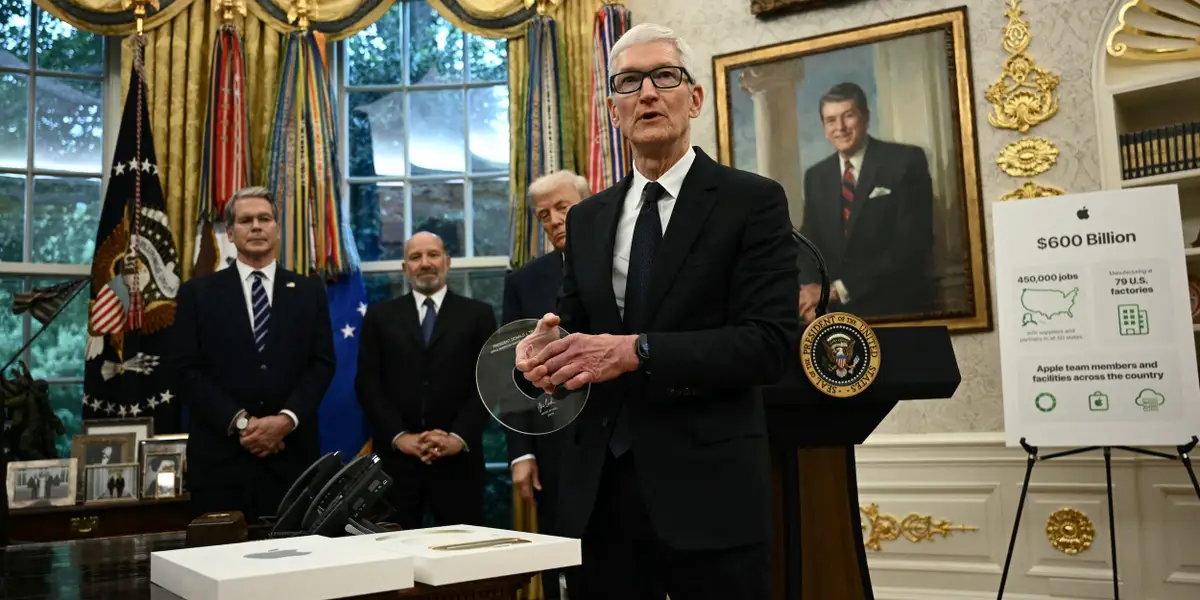 Apple подарувала Трампу золоту статуетку з Gorilla Glass