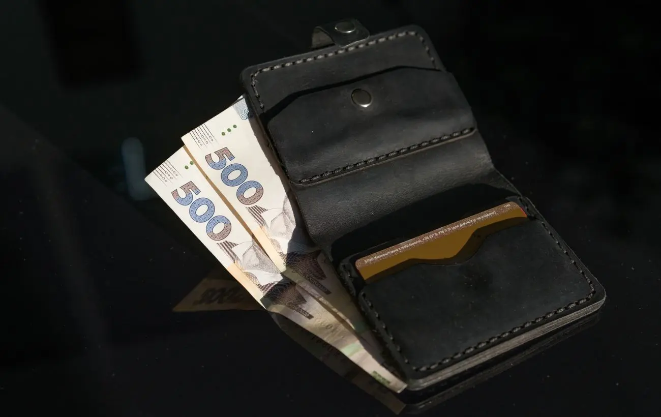 Середня зарплата українців за місяць впала на 600 гривень: кому платять найбільше