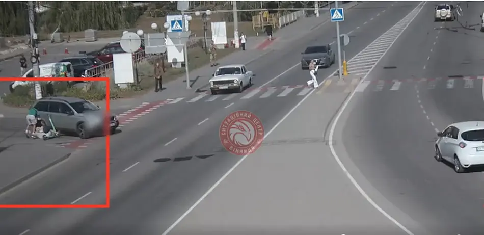 У Вінниці на вулиці Пирогова авто зіткнулося з двома юнаками на електросамокаті