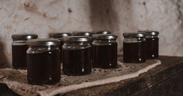 Все ще безпечно: скільки років можна зберігати соління та компоти