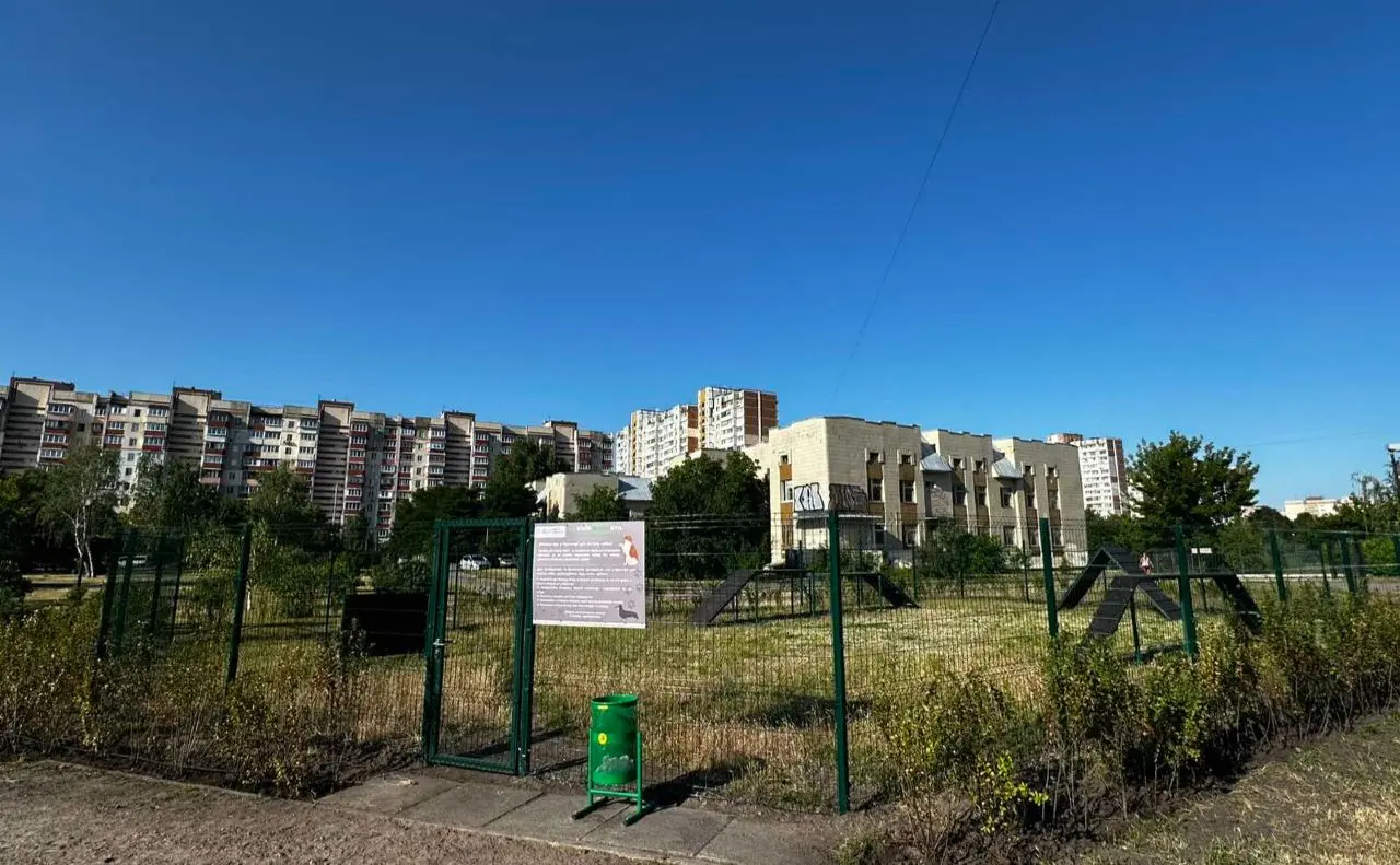 У Деснянському районі відкрили спеціалізований майданчик для вигулу і тренування собак