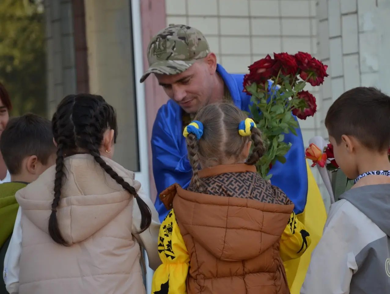 З хлібом та сіллю зустрічали на Вінниччині захисника після понад трьох років полону