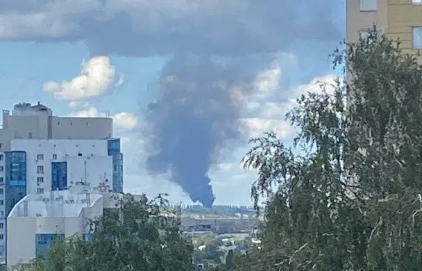 Після атаки дрона у Бєлгороді здійнялися клуби диму над аеродромом : відео