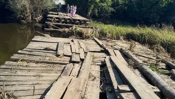 Зруйновано міст у Житомирській області: люди опинилися відрізаними