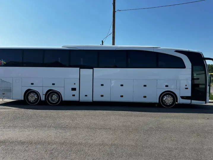 На Буковині виявили водія, який заховав 260 тис. доларів США у моторному відсіку автобуса