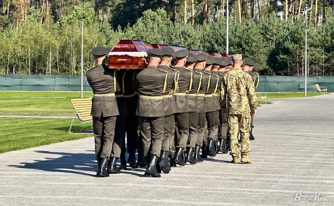 За перший місяць на Національному військовому меморіальному кладовищі поховали 108 Захисників