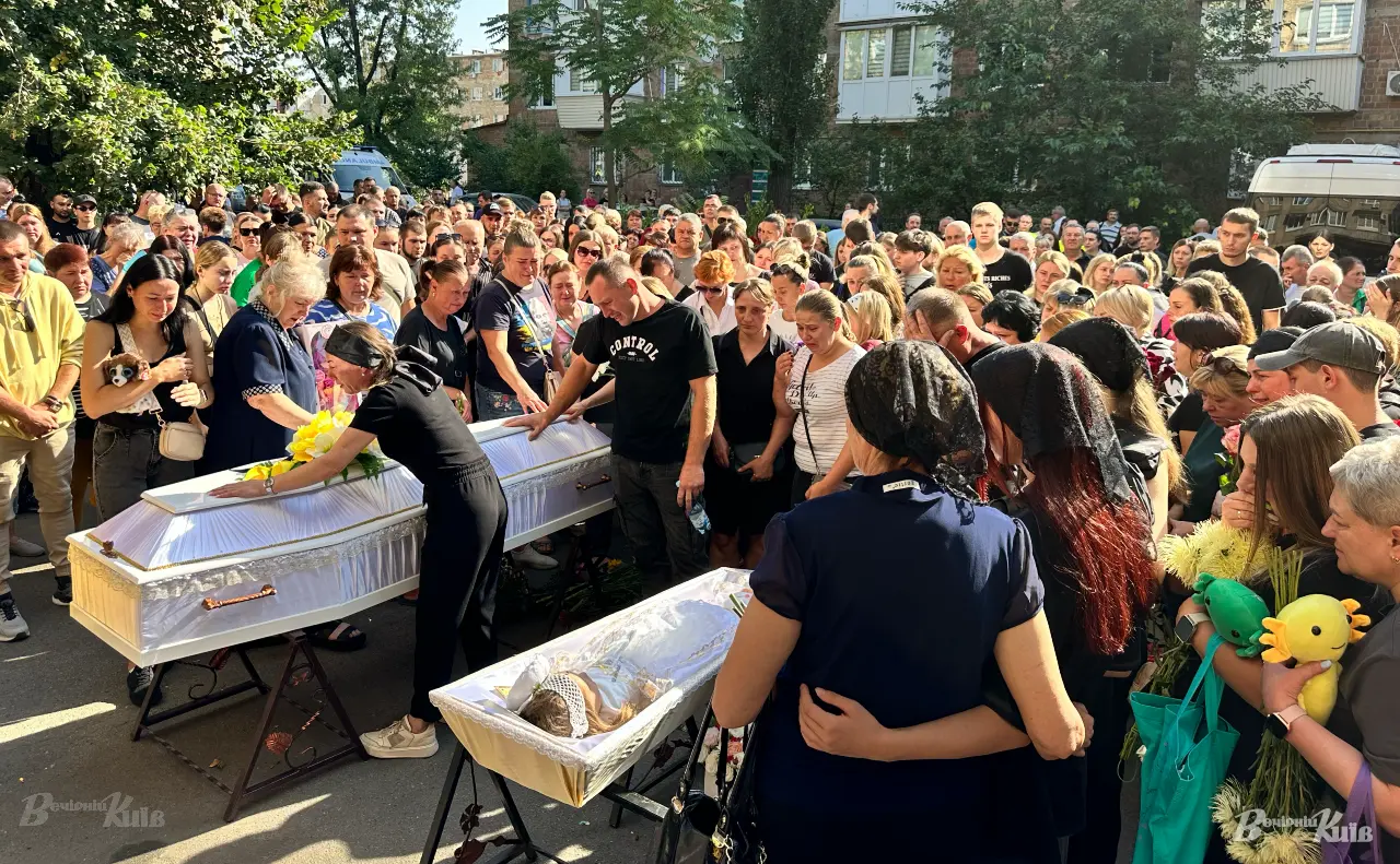 Київ прощається з матір’ю та донькою, яких забрала російська ракета. ФОТО і ВІДЕО