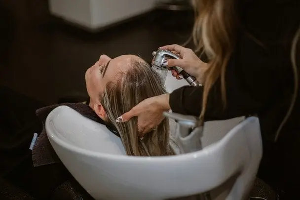 Чи можна щодня мити голову і чи шкодить це волоссю: відповідь лікаря