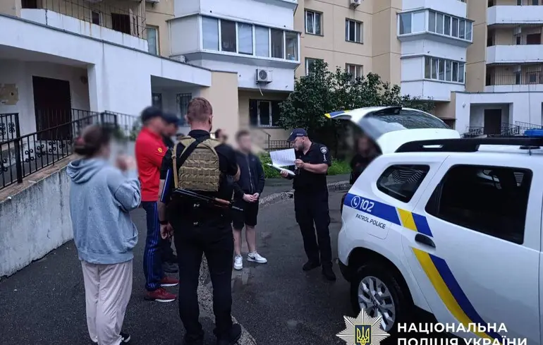 У Києві 19-річний поцілив в обличчя чоловіку через зауваження щодо паркування