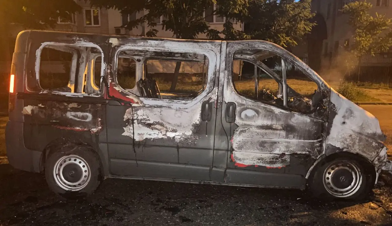 У Києві двоє чоловіків підпалювали автомобілі за гроші
