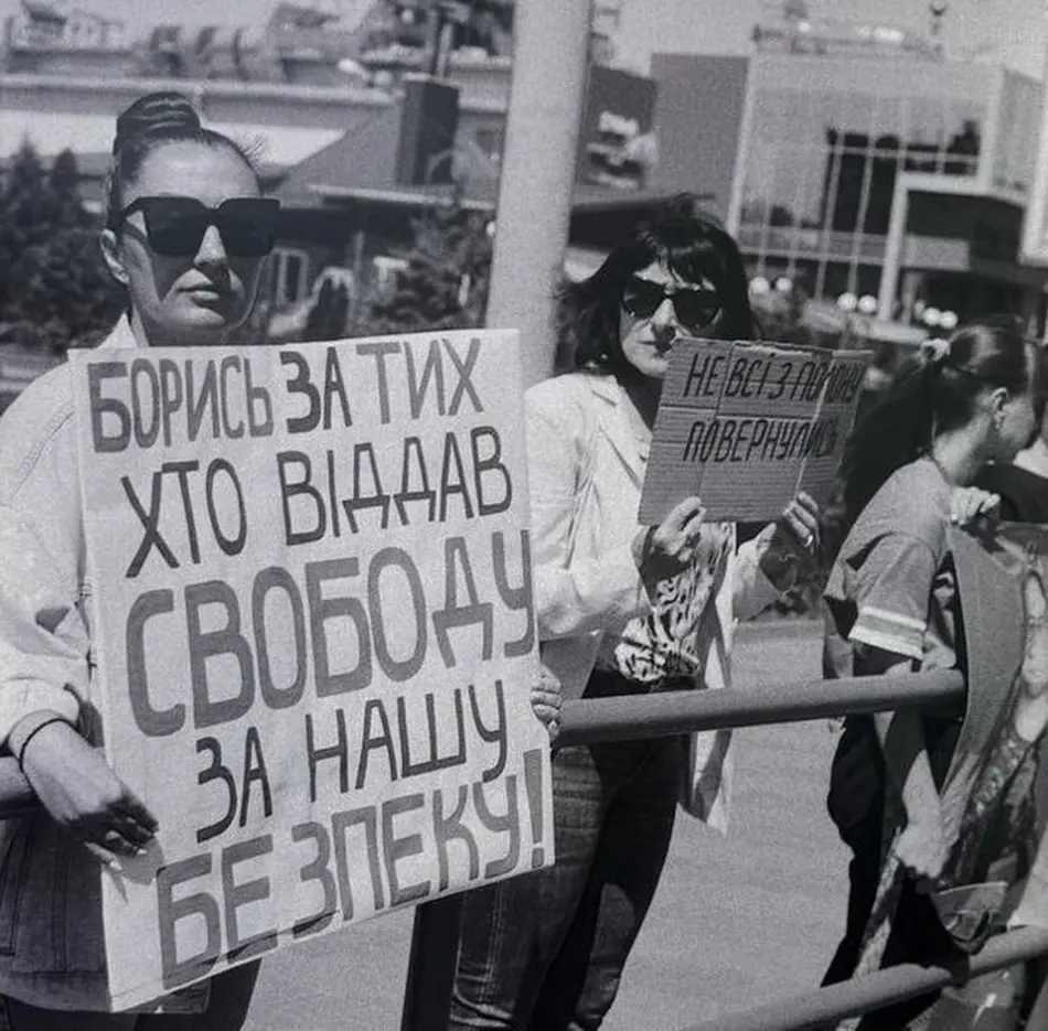 «Не мовчи! Полон вбиває!»: у Вінниці відкрили фотовиставку з акцій на підтримку полонених