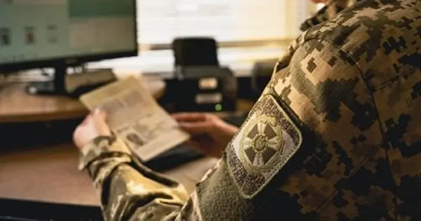 Суд скасував заборону на виїзд чоловіка, виключеного з обліку