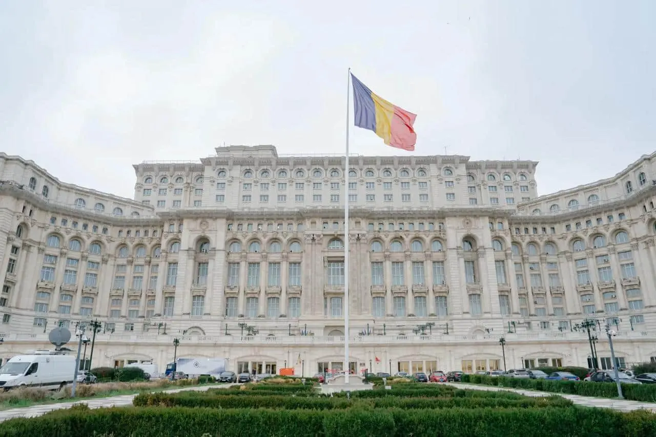 Уряд Румунії очікувано пережив вотум недовіри з боку ультраправих