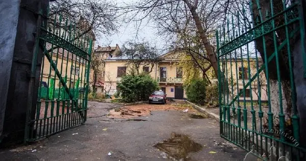 Облрада відсудила підвали бібліотеки у Львові, які мешканці використовували як житло