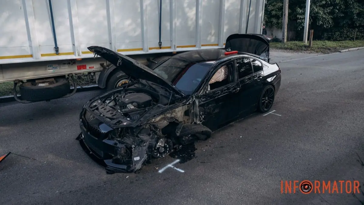 У Дніпрі на Посполитій зіштовхнулися BMW та вантажівка: рух ускладнено