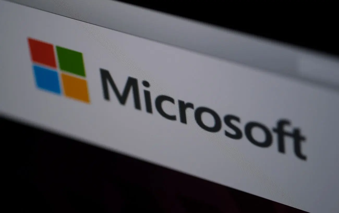 Microsoft запатентувала складаний смартфон із підставкою Surface Kickstand