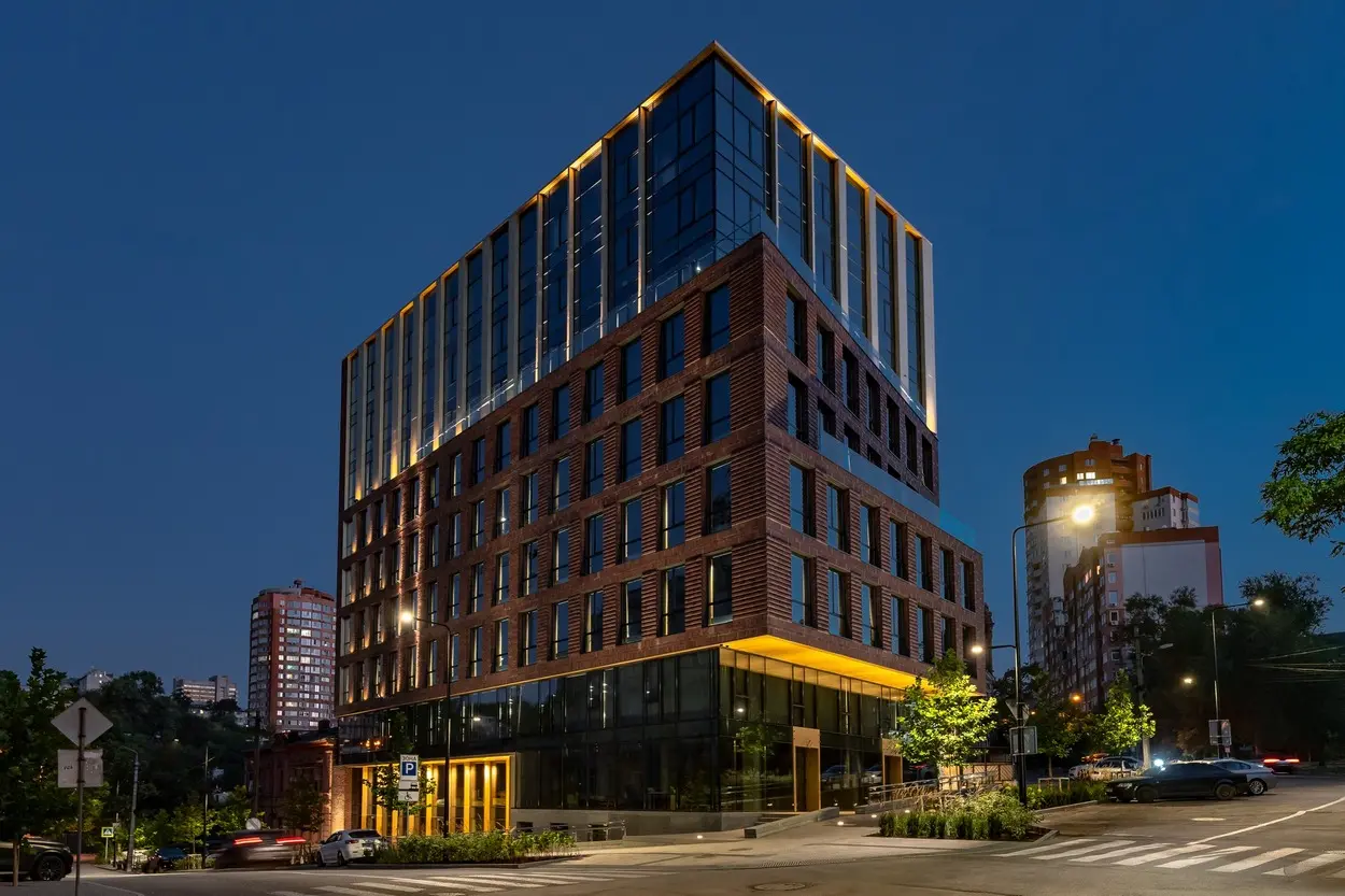 У Дніпрі для фасаду багатофункціонального центру The Corner розробили унікальну підсвітку