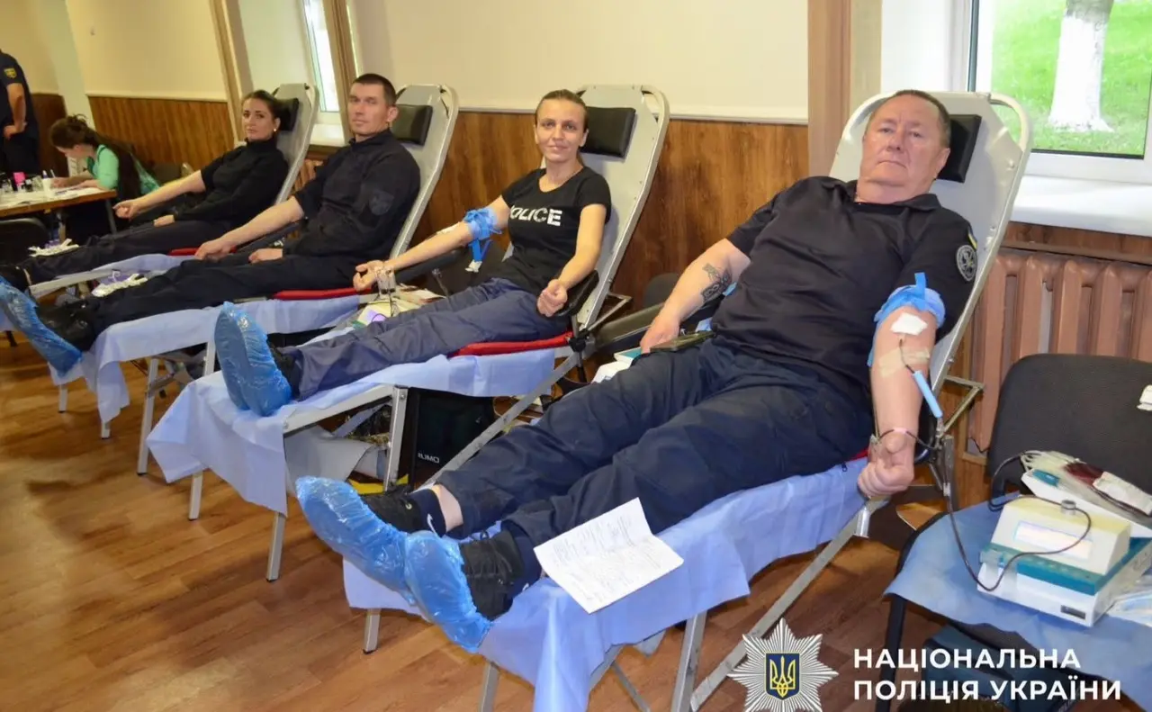 Поліцейські Київщини здали кров, щоб врятувати життя