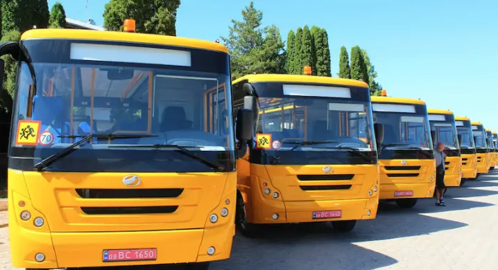 Чернівецька область отримала нові шкільні автобуси для учнів