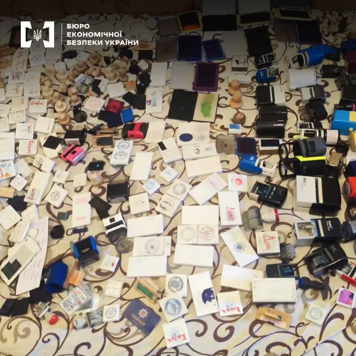 На Буковині чоловік торгував фальшивими посвідченнями тракториста