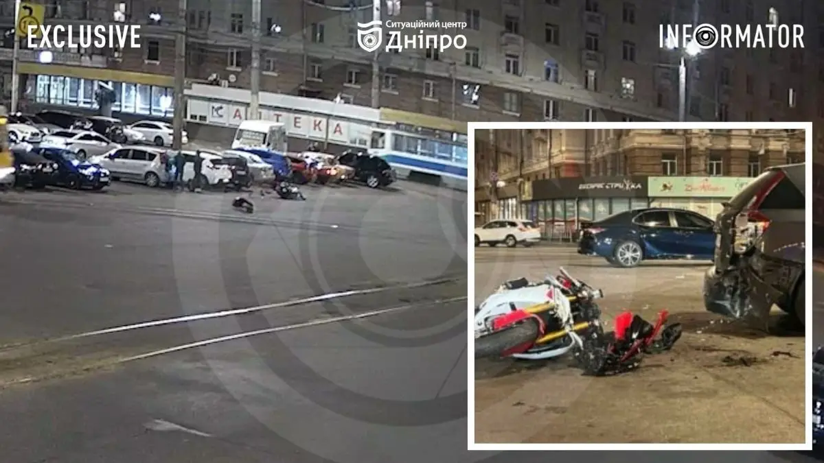 Відео моменту ДТП: у Дніпрі на Вокзальній площі мотоцикліст врізався у припарковане авто та ледь не відлетів під трамвай
