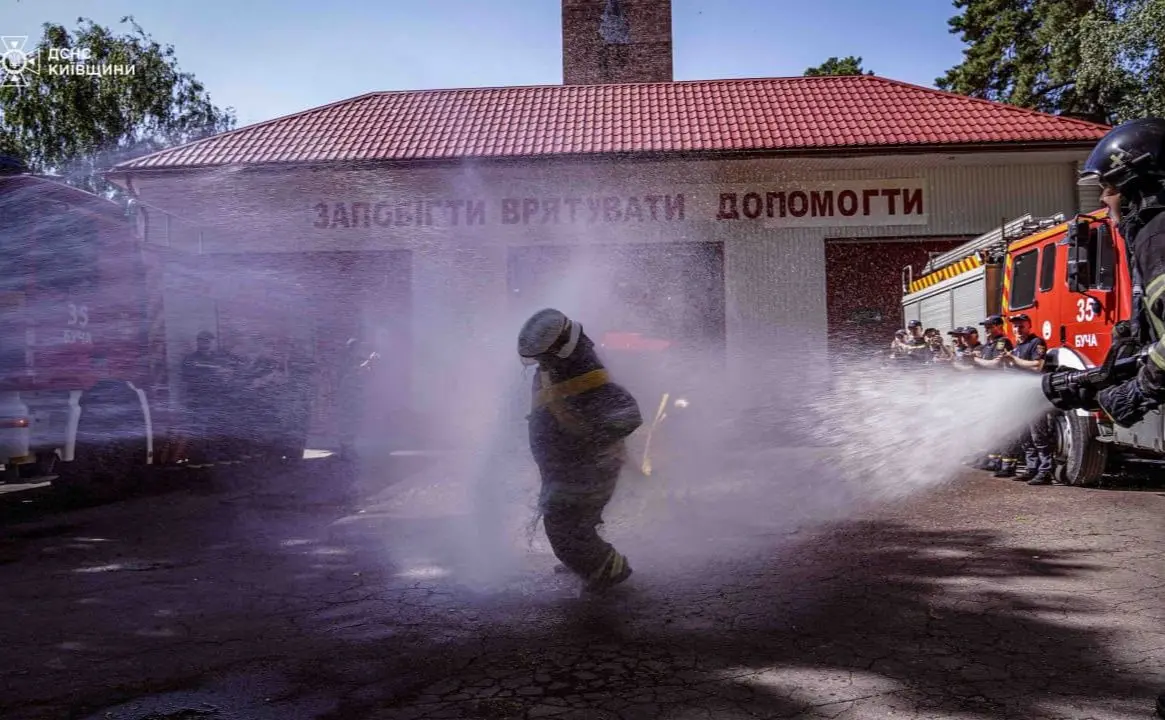 Торт із пожежними авто: у Бучі провели на пенсію рятувальника з 48-річним стажем