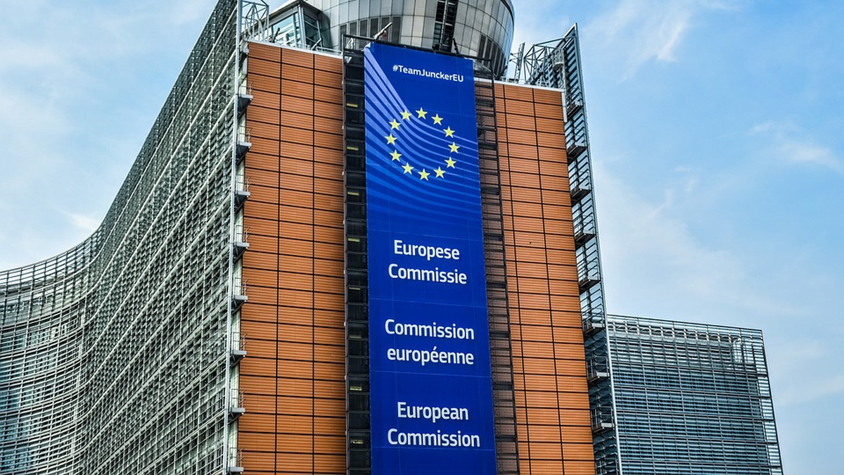 Єврокомісія ухвалила законодавчу пропозицію, яка дозволить відмовитися від росгазу та нафти в ЄС до кінця 2027р