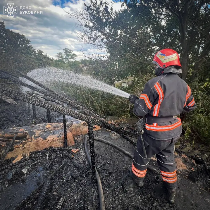На Буковині вогонь повністю знищив покрівлю житлового будинку
