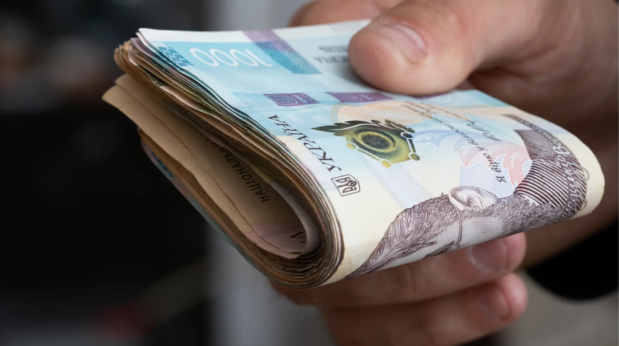  В Україні запроваджують вимоги щодо мінімальної зарплати в сфері продажу алкоголю, тютюну та пального 
