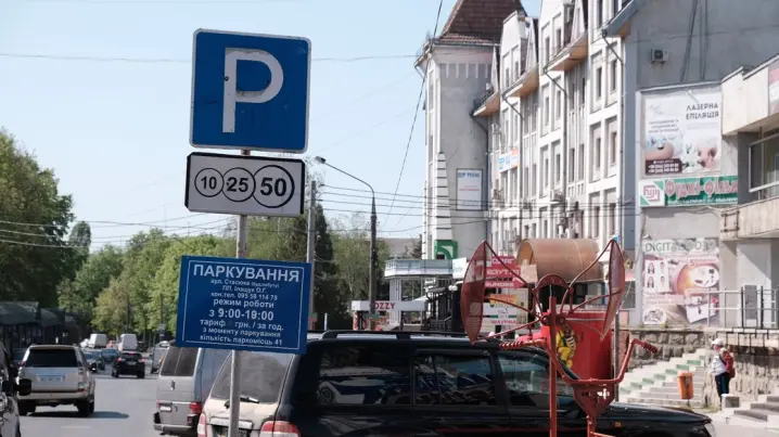 У Чернівцях біля ринку "Центральний" облаштують платну парковку