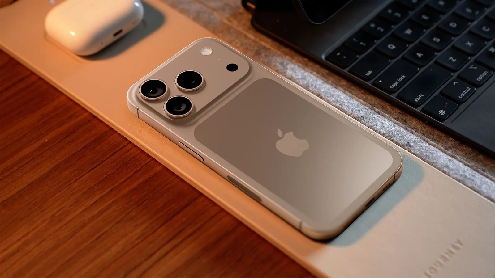 iPhone 17: Apple готує чохли "Liquid Silicone" з кріпленням