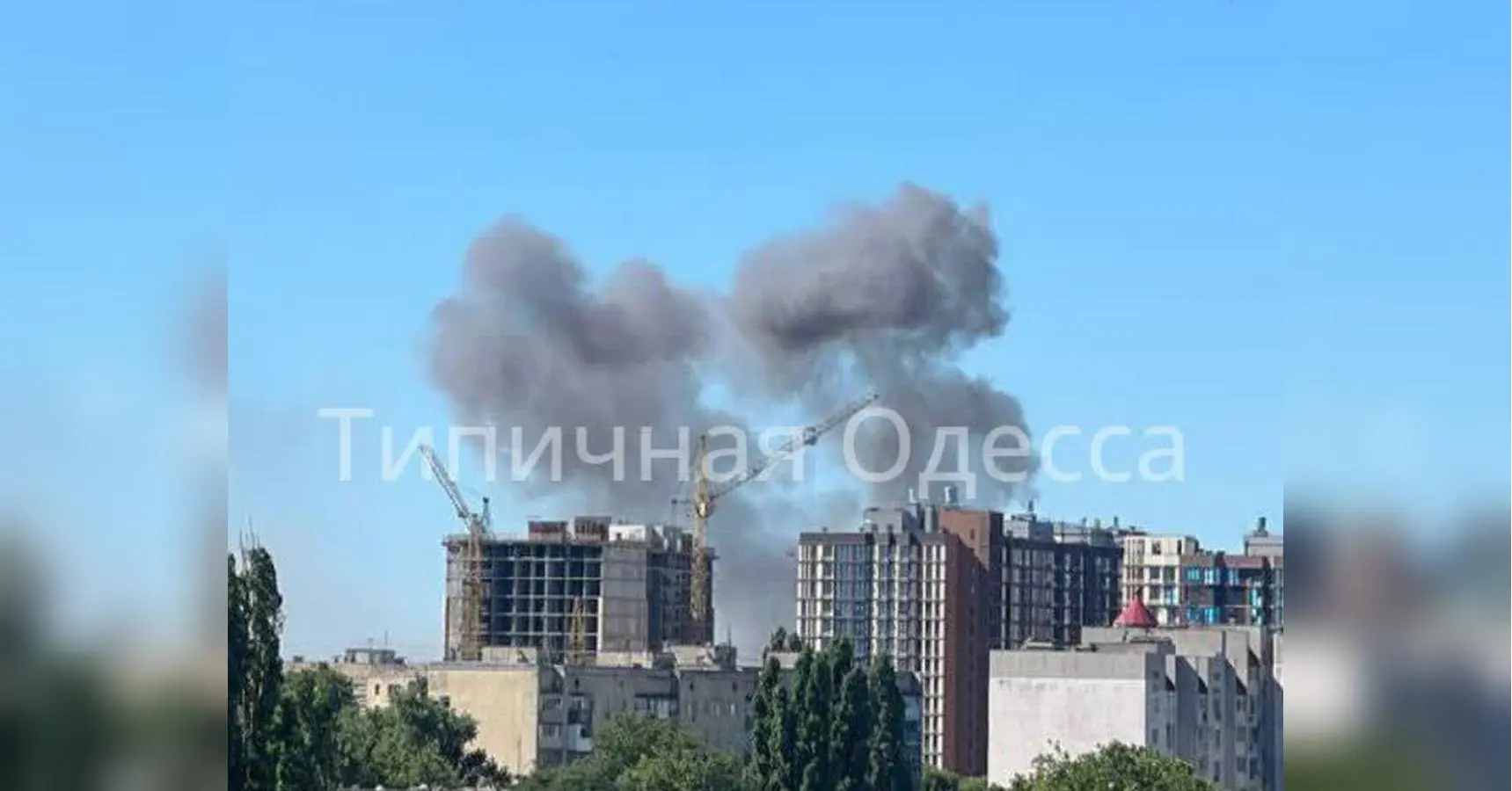 Ворожі безпілотники атакували будівлю ТЦК в Одесі, — ЗМІ (фото, відео)