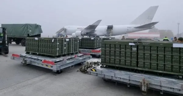 США вже відновили деякі поставки озброєння для України після паузи, – Reuters