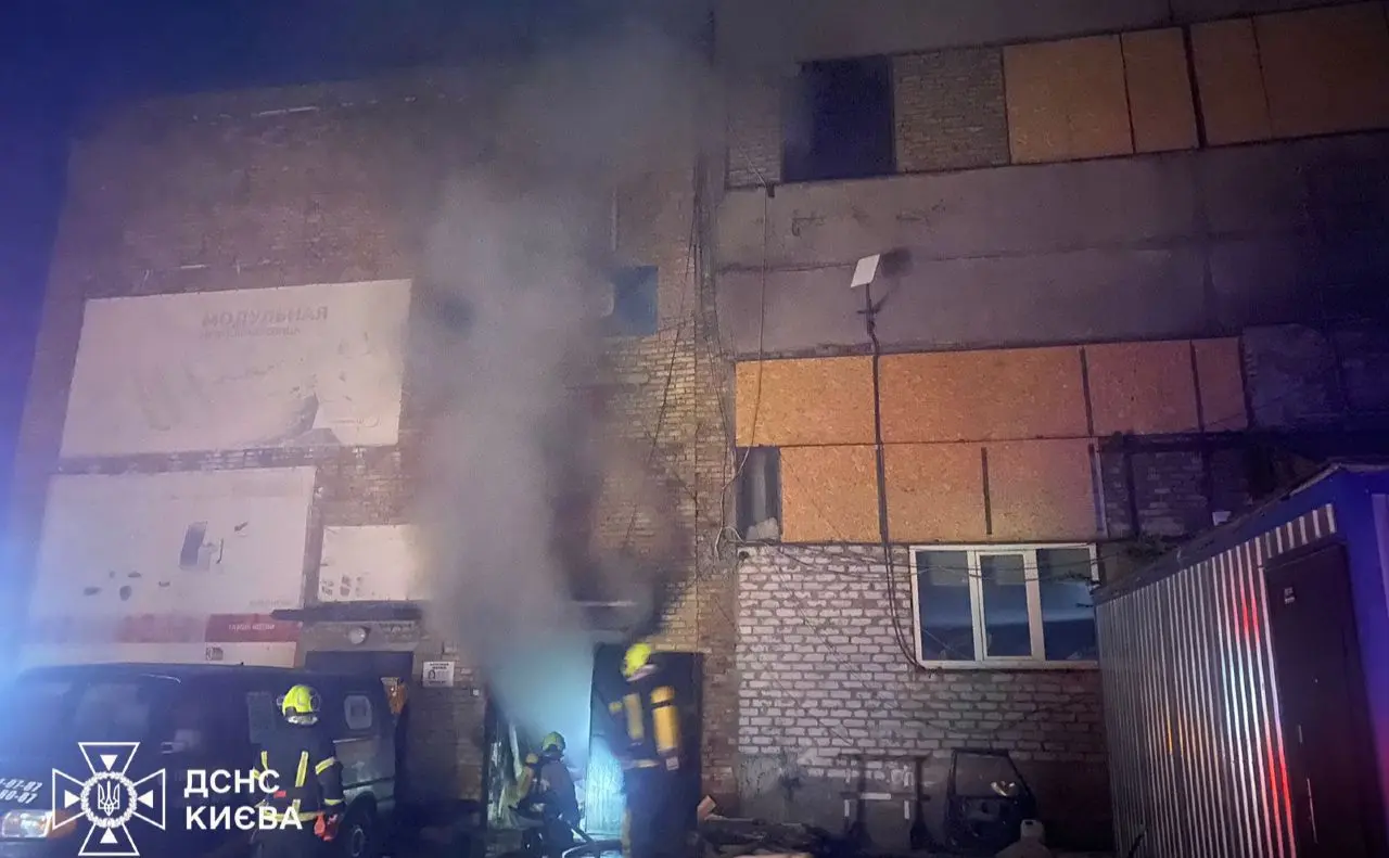 Вночі на Жмеринській спалахнув склад