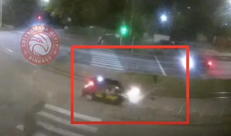 У Вінниці камери зафіксували, як таксисит в’їхав у світлофор