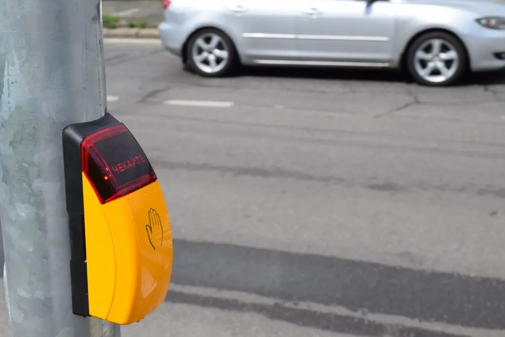 У Голосієві встановлюють світлофорний об’єкт з безбар’єрним доступом