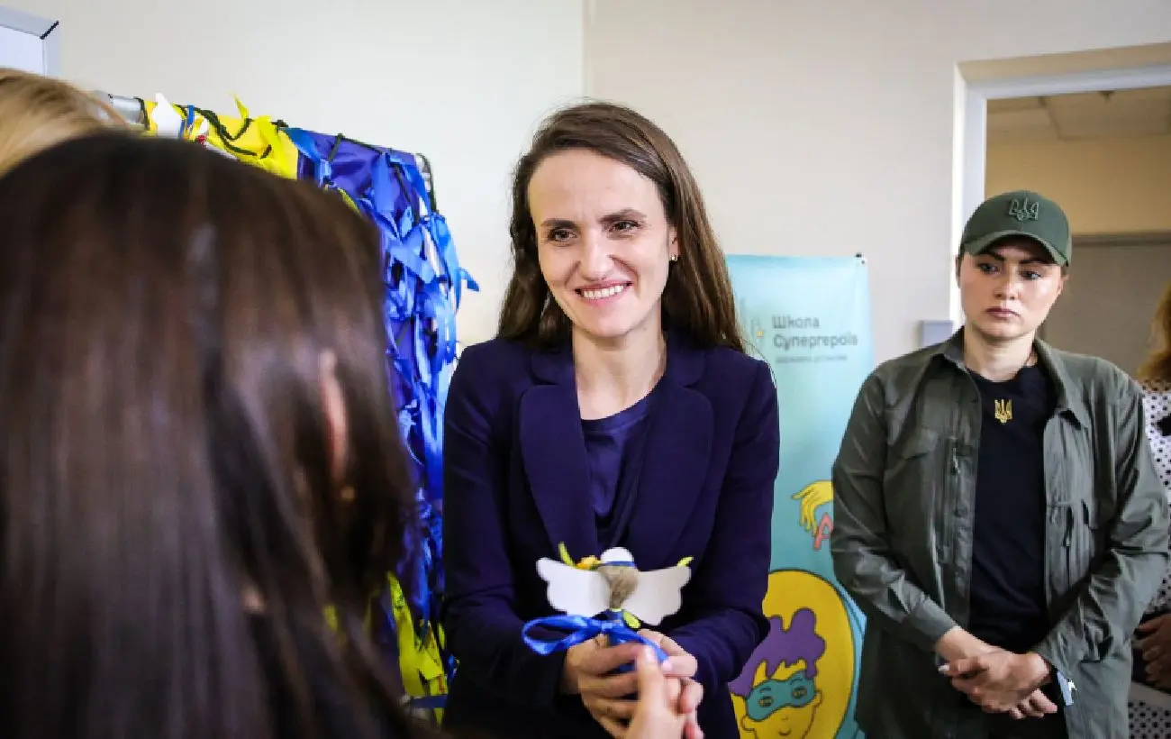 Глава МЗС Румунії прибула до Києва та відвідала "Охматдит"