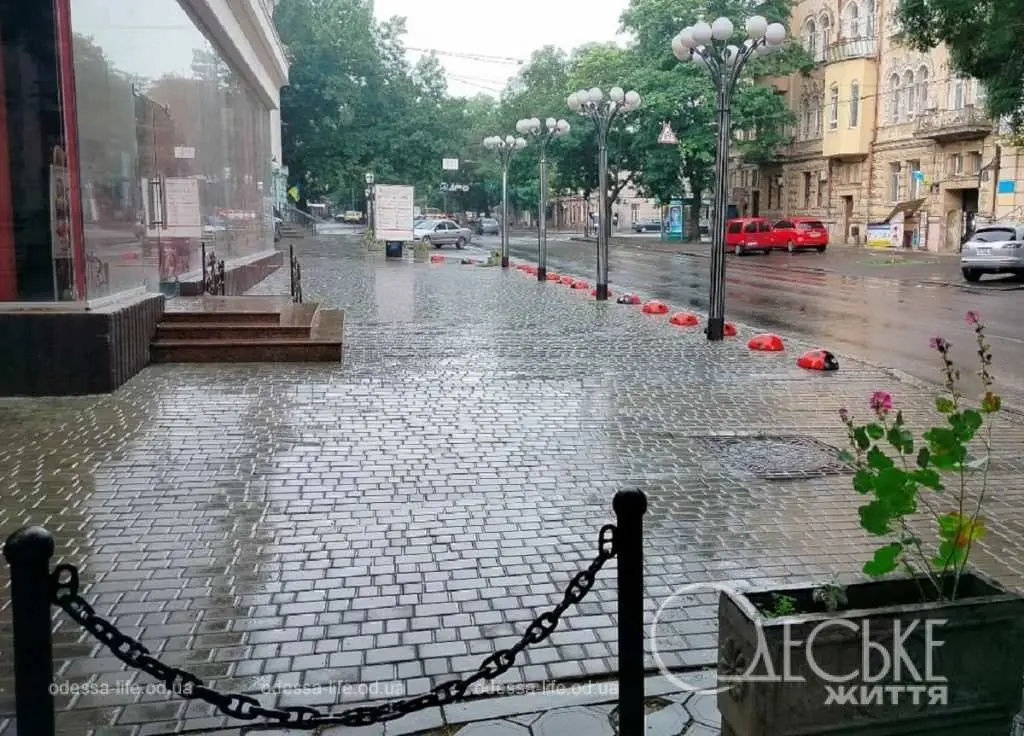Липень по-одеськи: місто накрила довгоочікувана літня злива (фоторепортаж)