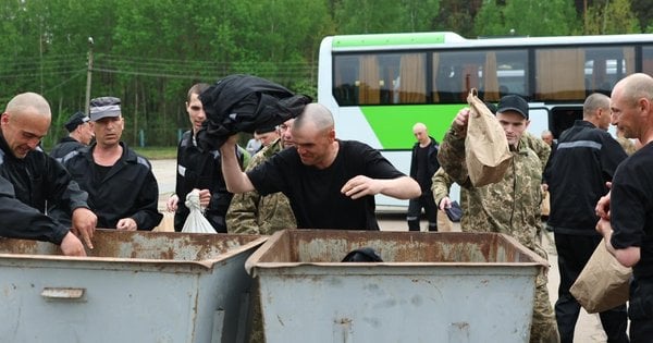Звільнені з російського полону українські військові викидають тюремний одяг. Фото дня