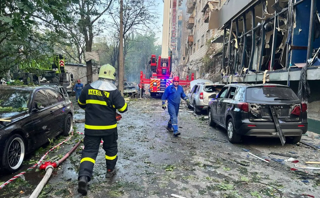 Низку столичних вулиць перекрили через ліквідацію наслідків нічної атаки