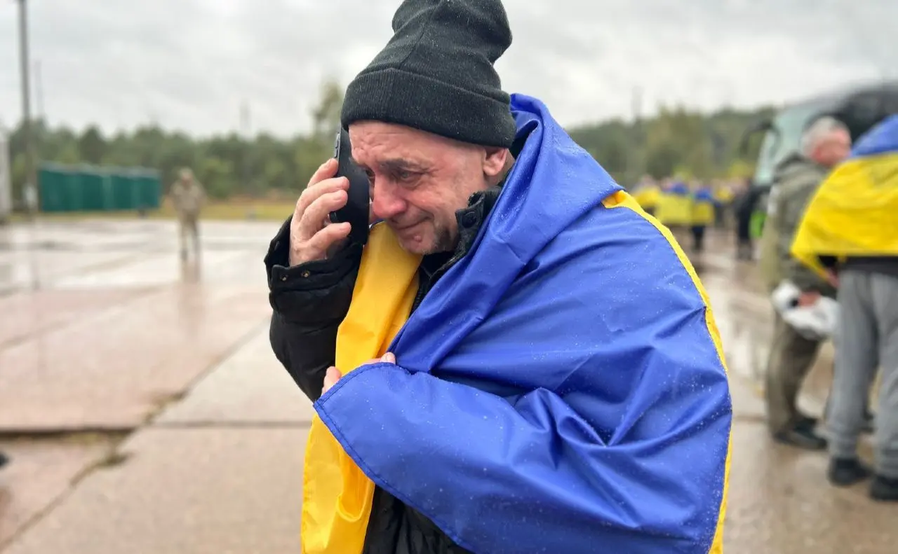 В Україну повернули 205 військових та цивільних із російського полону
