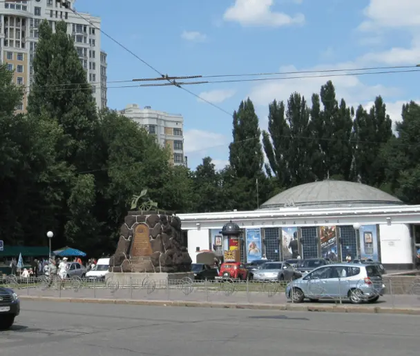 Біля метро у Києві виявили труп: що відомо