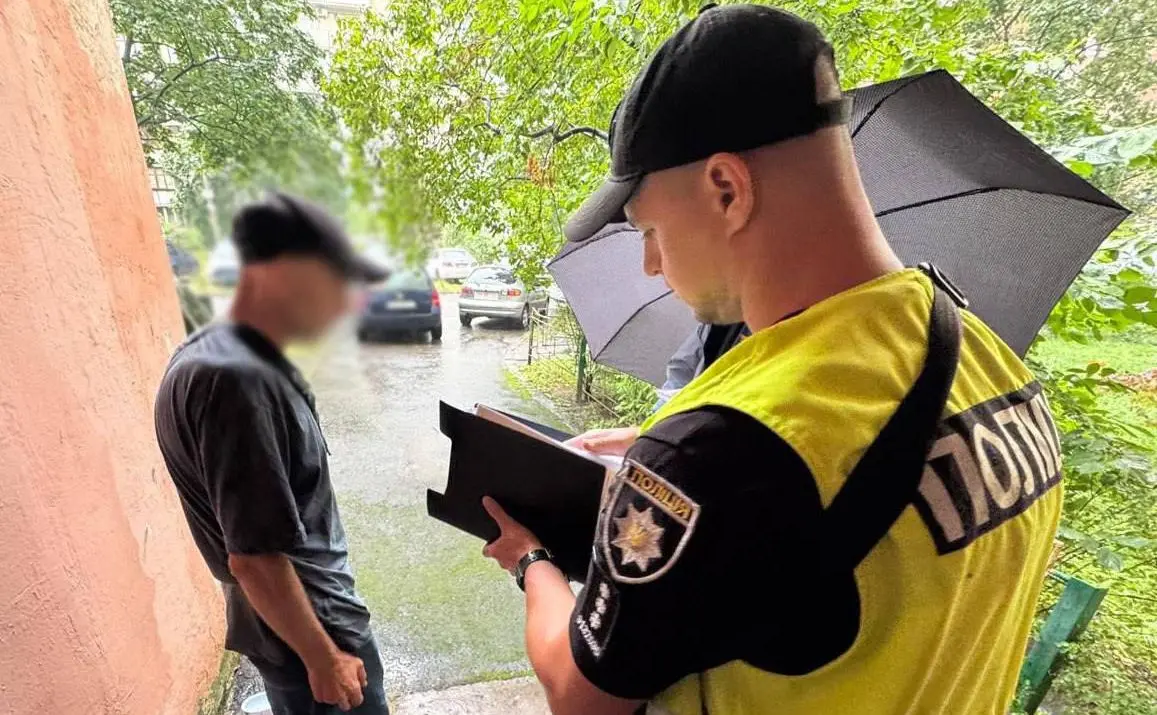 У Києві чоловік кинув навчальну гранату: поліція розслідує хуліганство