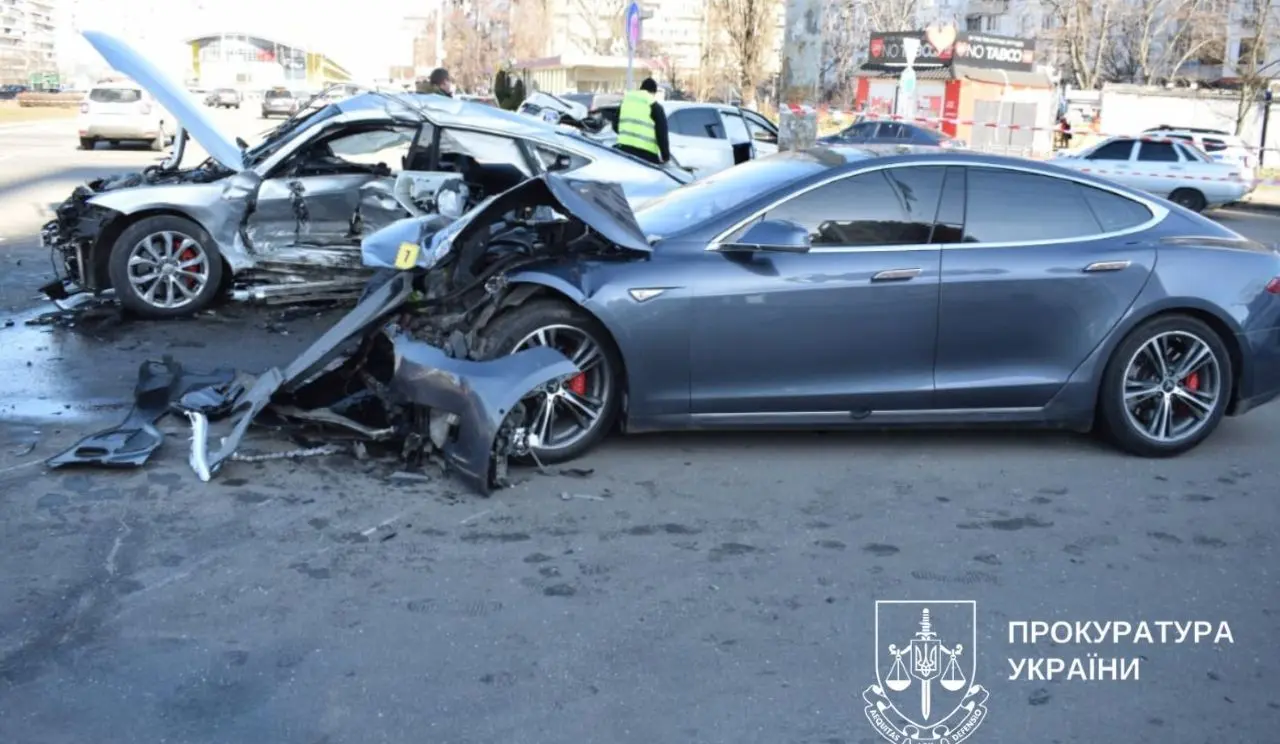 Столичні правоохоронці повідомили про підозру водію Tesla через ДТП, у якій загинув поліцейський