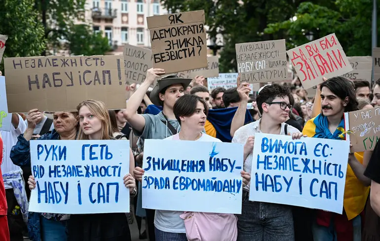 Підрив антикорупційних органів кидає тінь на майбутній курс України — The Economist