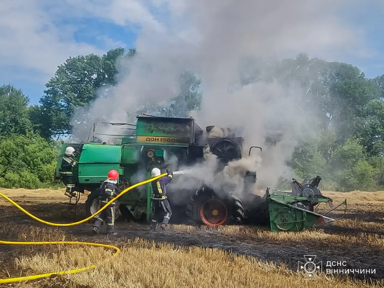 Біля села на Вінниччині під час збору врожаю загорівся комбайн