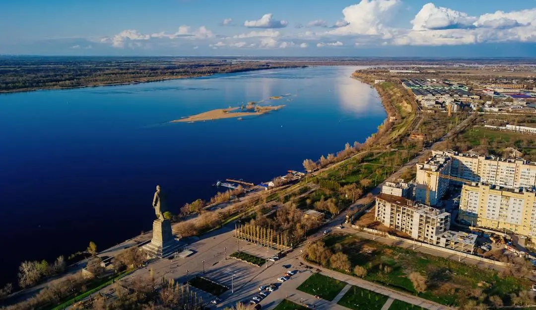 В Волгограде снова взрывается. Россияне жалуются на атаку дронов по НПЗ – видео